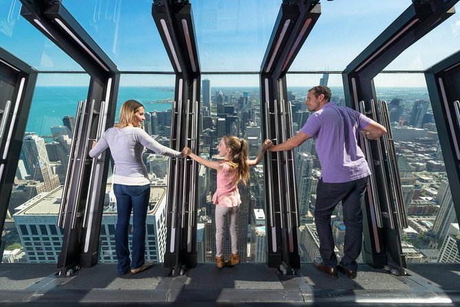 360 CHICAGO Observation Deck Admission - Reading Chicago from the windows