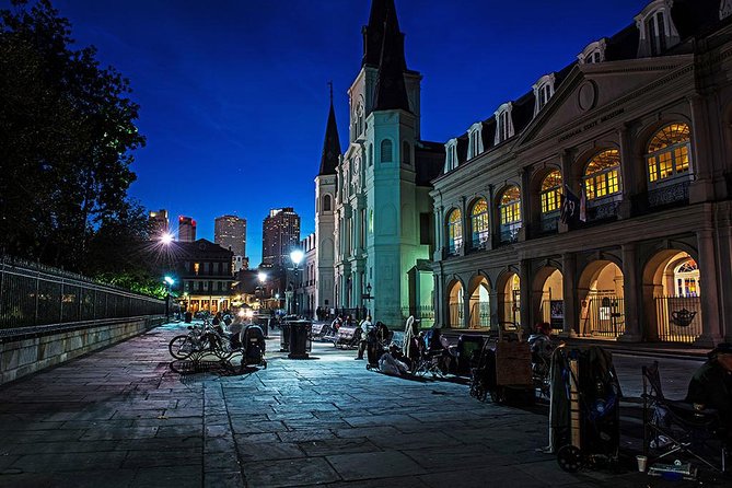 Adults Only Haunted Pub Crawl in New Orleans - Pirates Alley adds history between the drinks