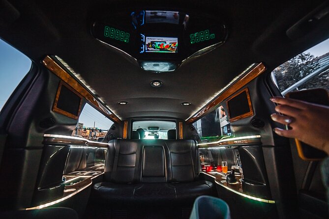 Arrival Transfer: Private Luxury 8 Passenger Limousine Service - The human factor: where the service shines