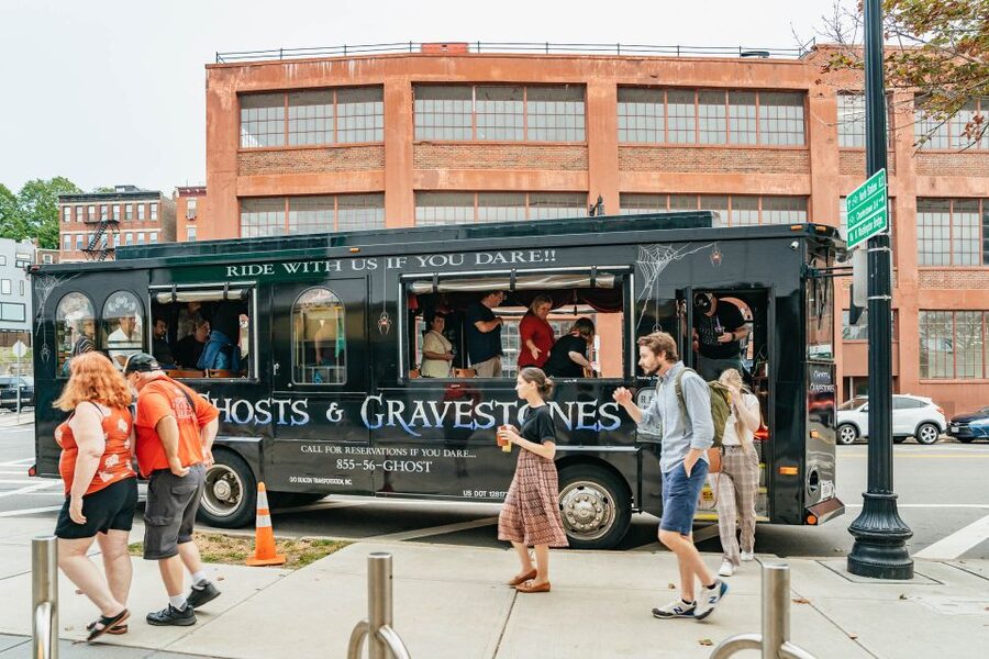 Boston: 1.5-Hour Ghosts and Gravestones Tour - Granary Burying Ground and Boston’s famous names