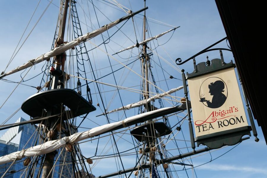 Boston: Boston Tea Party Ships and Museum Interactive Tour - Meeting the colonists in the meeting house