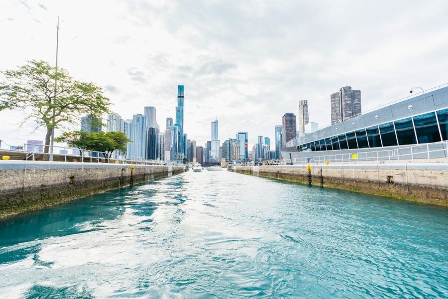 Chicago: 1.5-Hour Lake and River Architecture Cruise - Guides who keep the tour moving