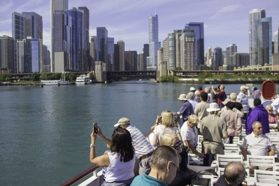 Chicago: 45-Minute Family-Friendly Architecture River Cruise - Food, drinks, and the onboard cash bar