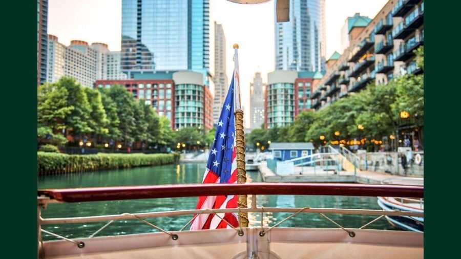 Chicago: Architecture Boat Tour with Drinks - Who may want a different experience