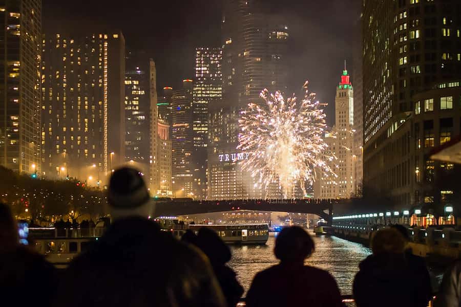 Chicago: Fireworks Cruise with Lake or River Viewing Options - Choosing between the river and lake cruises