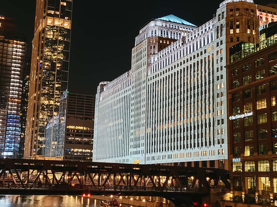 Chicago: Fireworks Cruise with Lake or River Viewing Options - Food, drinks, and the onboard bar