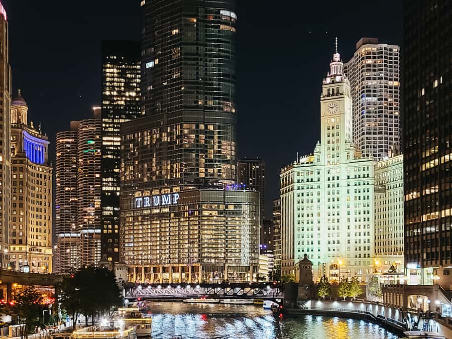 Chicago: Fireworks Cruise with Lake or River Viewing Options - Passing through the Chicago Locks