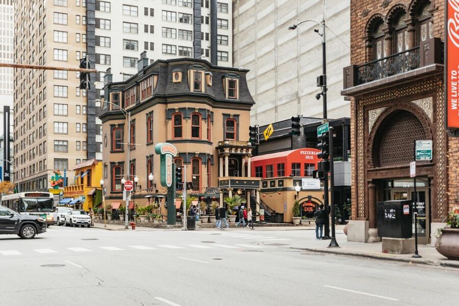 Chicago: Gangsters and Ghosts Guided Walking Tour - Chicago Theatre and the city’s public face