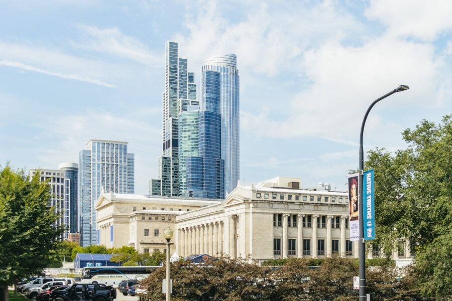 Chicago: Hop-on Hop-off Sightseeing Tour by Open-top Bus - River North and the return downtown