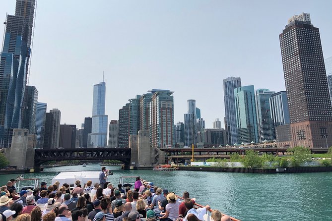 Chicago River 90-Minute Architecture Boat Tour - Choosing between the upper deck and enclosed cabin