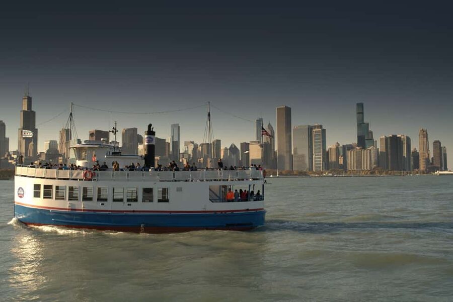 Chicago: Shoreline Lake Michigan Skyline Cruise - Seating, wind, and photo strategy