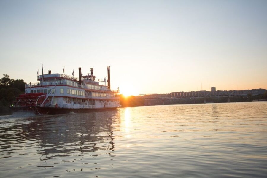 Cincinnati: Historic Sightseeing Cruise - A gentle 90-minute route with bridges and riverfront views