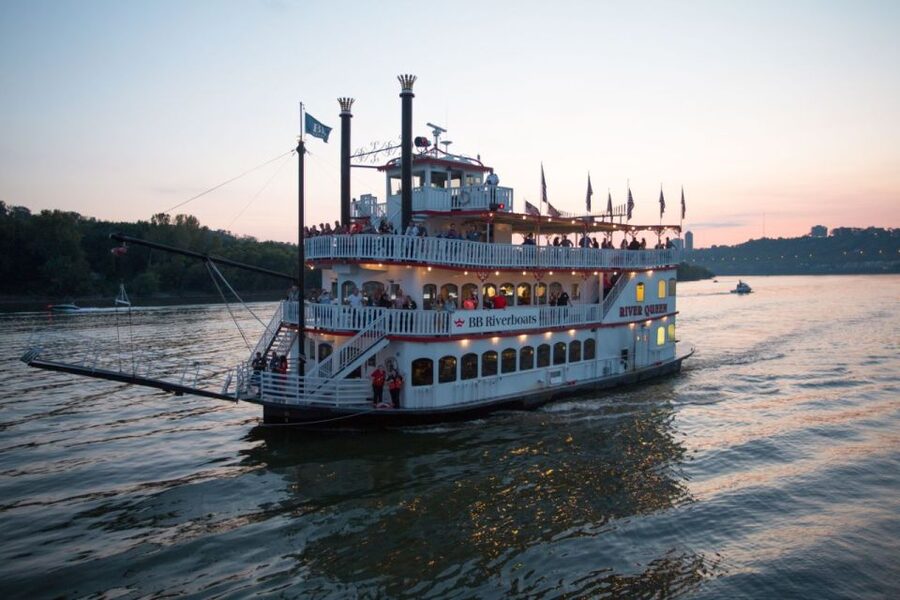 Cincinnati: Ohio River Cruise with Buffet Dinner - The buffet, from weekday brisket to weekend salmon