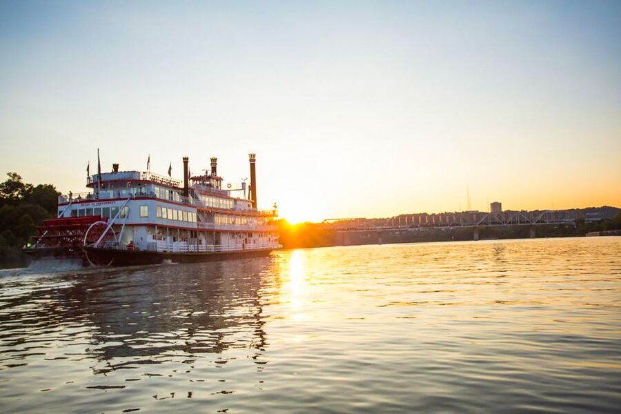 Cincinnati: Riverboat Cruise with Lunch and Entertainment - Lunch on the boat, with comfort food rather than fine dining