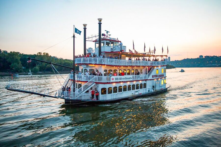 Cincinnati: Riverboat Cruise with Lunch and Entertainment - A slow cruise with two sides of the Ohio River