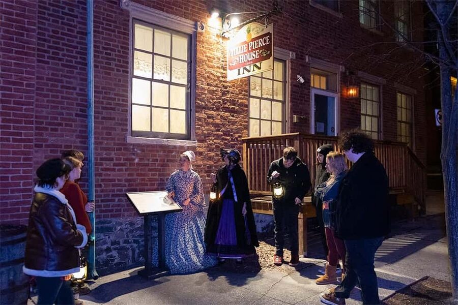 Civil War Ghosts: Echoes of the Fallen Gettysburg Ghost Tour - What the guides add to the experience