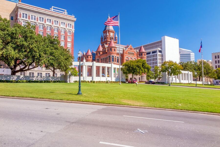 Dallas: JFK Assassination and Sixth Floor Museum Tour - Dealey Plaza and the Grassy Knoll