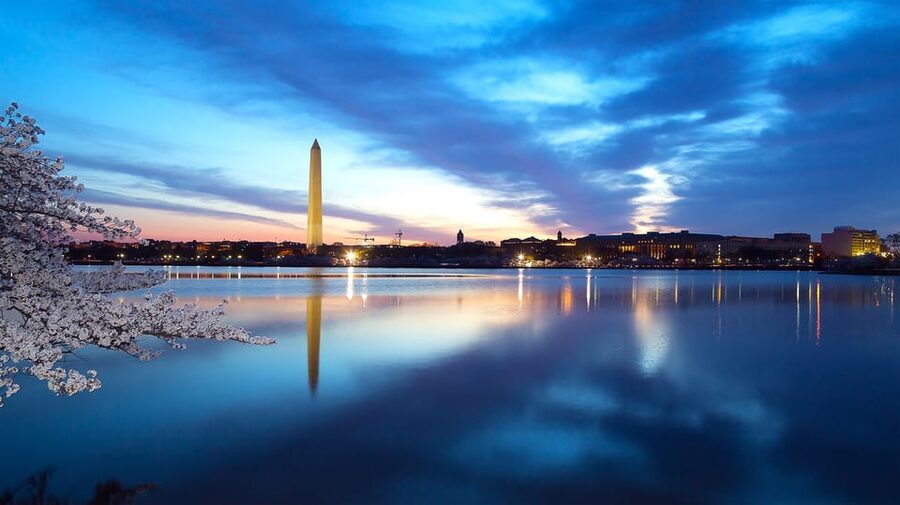 DC: Monuments & Memorials Sunset Tour by Open-top Bus - The Lincoln Memorial photo stop