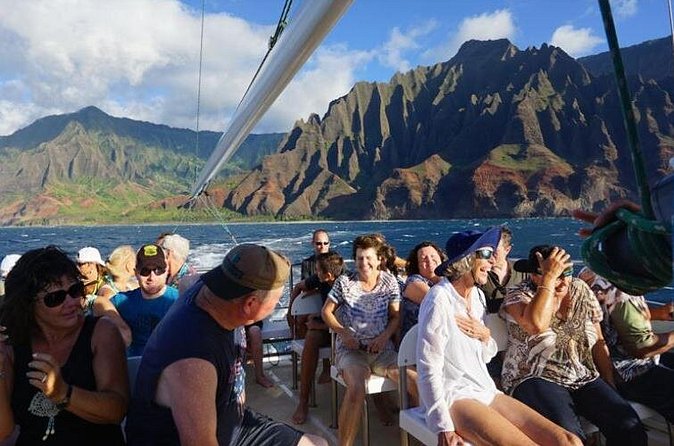 Deluxe Na Pali Sunset Tour on the Lucky Lady - Dinner, Mai Tais, and the open bar