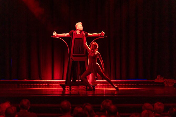 Escape Reality Branson Magic Dinner Show - Garry and Janine Carson bring Las Vegas-style magic to Branson