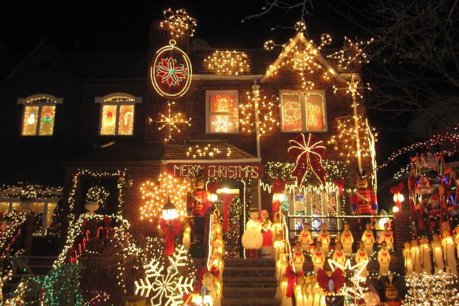 From Manhattan: 4-Hour Brooklyn Christmas Magic Tour - One hour among the lights: how to make the most of Dyker Heights