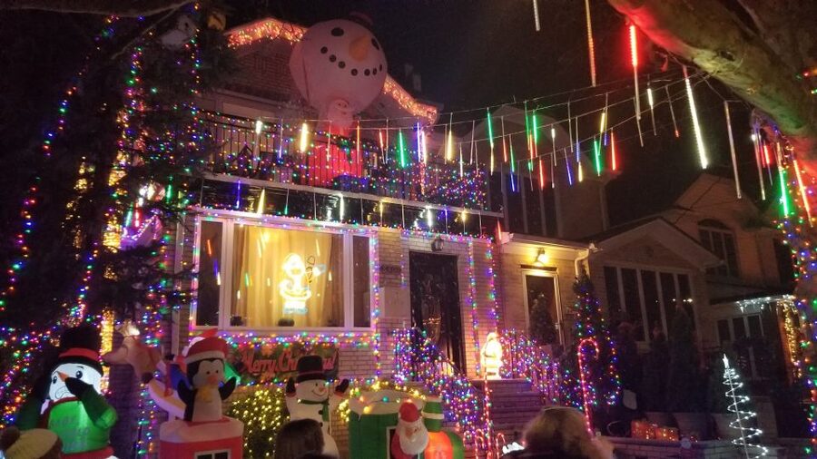 From Manhattan: 4-Hour Brooklyn Christmas Magic Tour - Dumbo brings the best city view