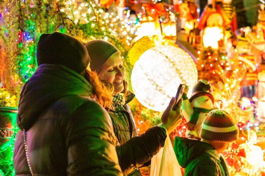 From Manhattan: 4-Hour Dyker Heights Holiday Lights Bus Tour - What the $63 price really covers