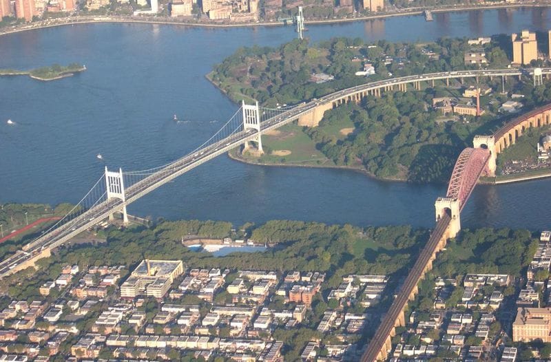 From Manhattan: 5-Hour Bronx, Queens, and Brooklyn Bus Tour - Queens, Malba, and the short café break