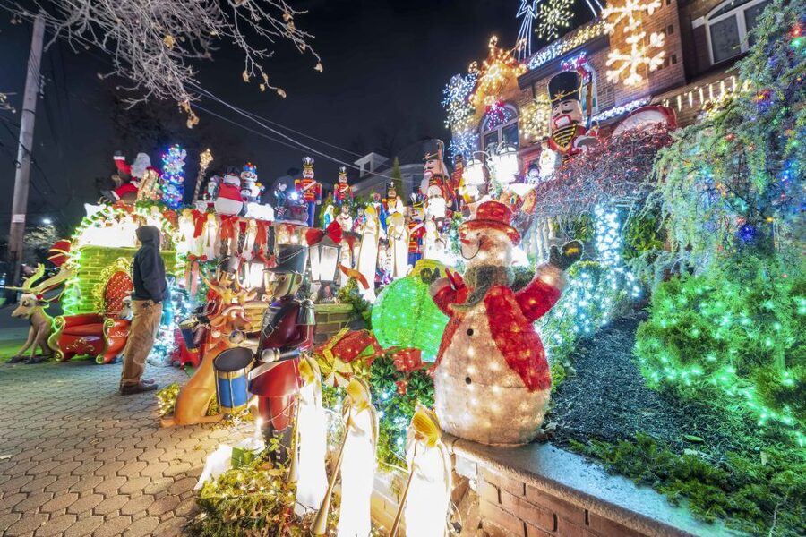 From Manhattan: Dyker Heights Lights & Skyline Tour - Practical advice for a better evening