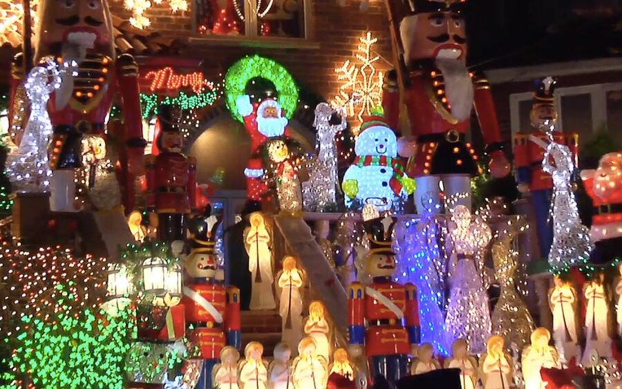From Manhattan: Dyker Heights Lights & Skyline Tour - Why Dyker Heights works so well at Christmas