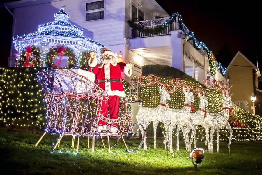 From Manhattan: Dyker Heights Lights & Skyline Tour - The ride back becomes part of the tour