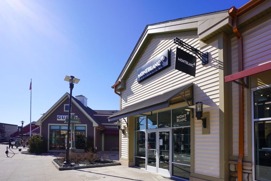 From NYC: Woodbury Common Premium Outlets Shopping Tour - Shopping 220 stores without losing the day