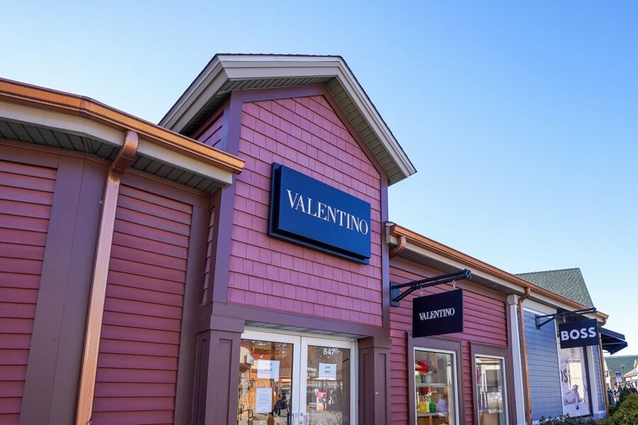 From NYC: Woodbury Common Premium Outlets Shopping Tour - Food, breaks, and the practical side of a big outlet center