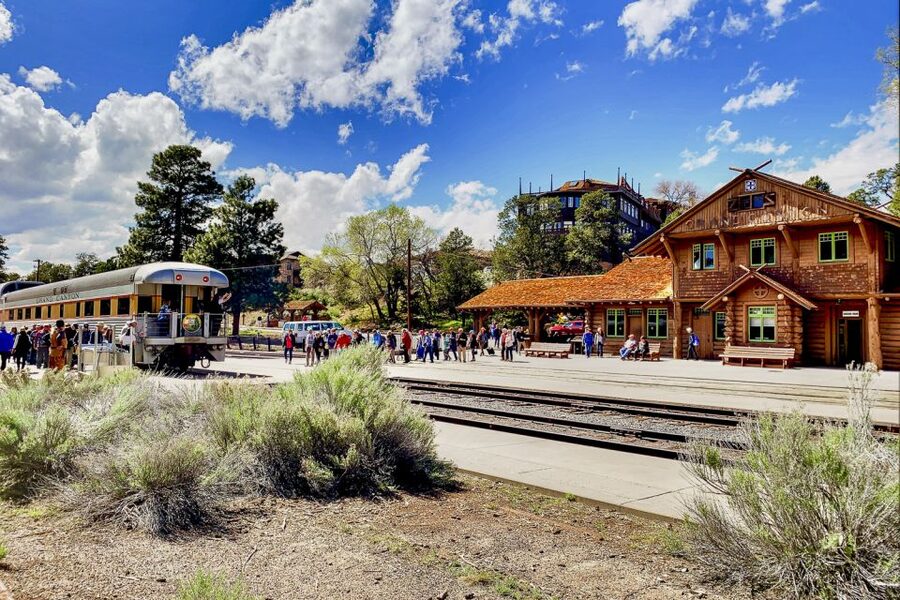 From Williams: Grand Canyon Railway Round-Trip Train Ticket - Returning to Williams by rail