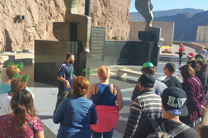 Hoover Dam Comedy Tour with Lunch and Comedy Club Tickets - A quick stop at the Las Vegas sign
