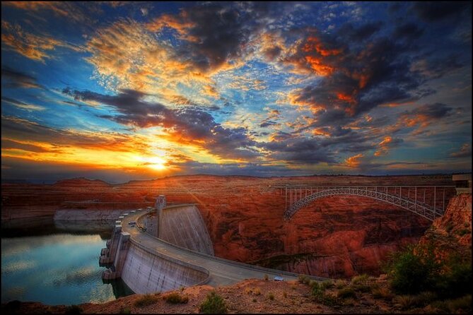 Hoover Dam Comedy Tour with Lunch and Comedy Club Tickets - Inside the powerplant and visitor center