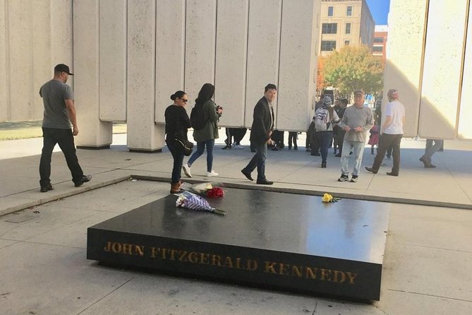 JFK Assassination and Museum Tour with Lee Harvey Oswald Rooming House - Seeing Dealey Plaza and the Grassy Knoll