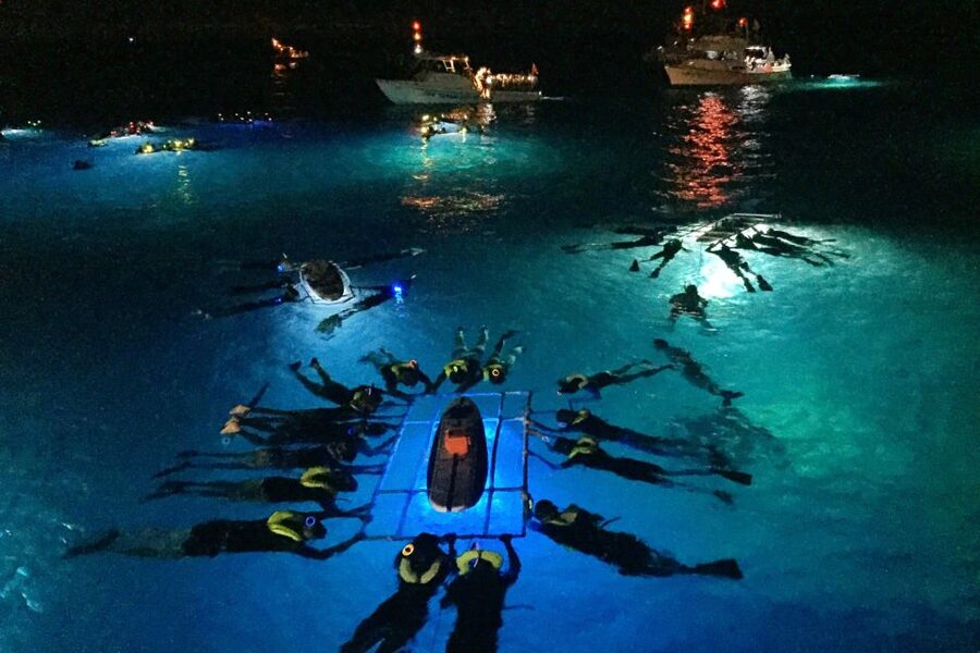 Kailua Kona: Night Manta Ray Adventure on the Big Island - Holding the light board in the Pacific