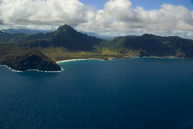 Kauai Airplane Tour: Na Pali Coast, Waterfalls & Window Seats - Commentary, pilots, and the feel of the flight