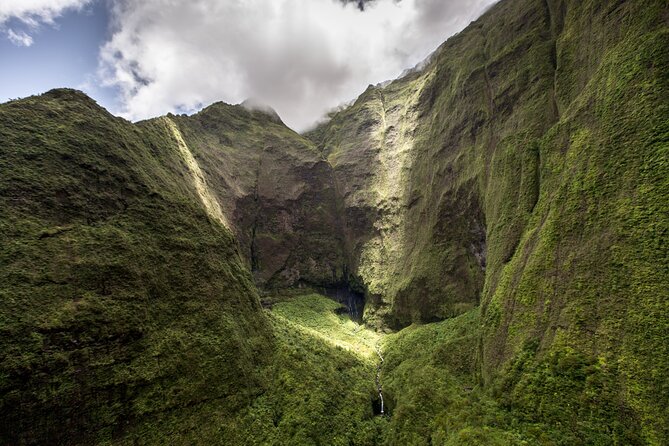 Kauai Deluxe Waterfall Safari: Helicopter Tour - What the pilot adds to the flight