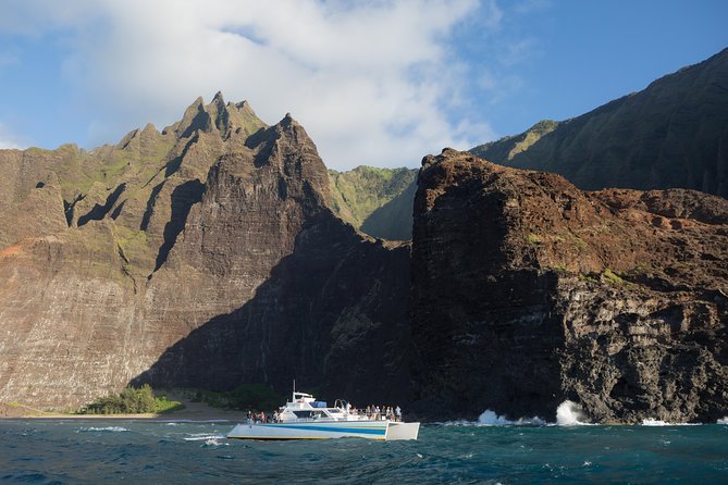 Kauai: Na Pali Sunset & Sightsee Boat Tour - The ride along 17 miles of cliffs