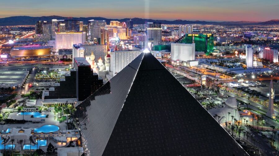 Las Vegas: Fantasy Burlesque Show at Luxor Hotel & Casino - Lorena Peril and the role of live music