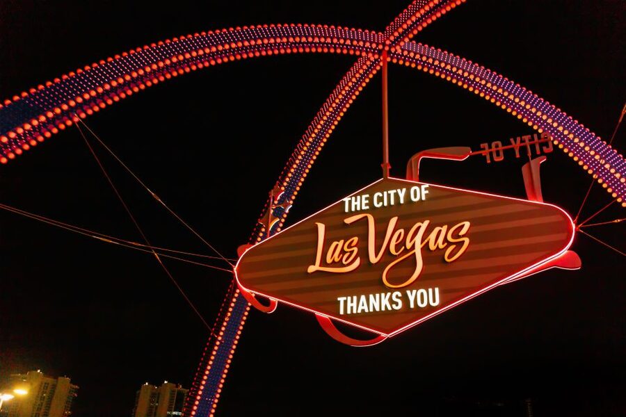 Las Vegas: Sightseeing Night Tour by Open-top Bus - The Welcome sign and photo expectations