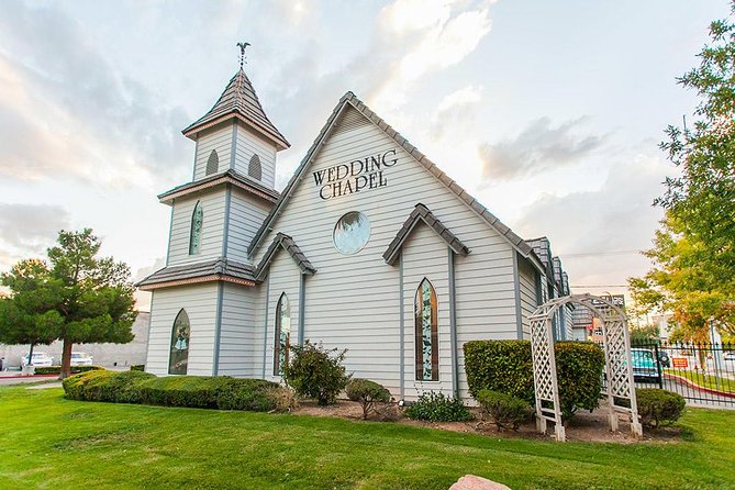Las Vegas Wedding at A Special Memory Wedding Chapel - The limousine pickup sets the tone