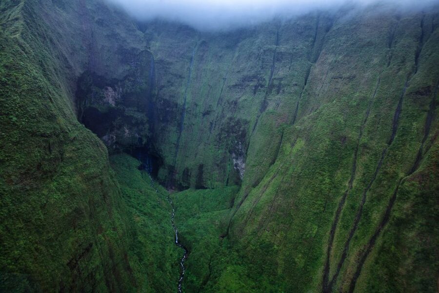Lihue: Deluxe Waterfall Safari Helicopter Tour - The pilot makes a major difference