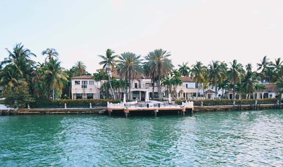 Miami: Biscayne Bay Millionaire's Homes Sightseeing Cruise - The Venetian Islands and Hibiscus Island