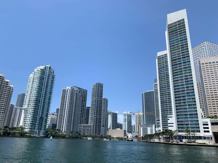 Miami Skyline Cruise of Millionaire Homes - South Beach and South Pointe Park