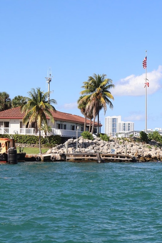 Miami Skyline Cruise of Millionaire Homes - Finding the dock at Bayside Marketplace