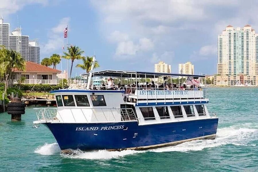 Miami Skyline Sightseeing Cruise and Millionaire Mansions - Star Island and the millionaire homes
