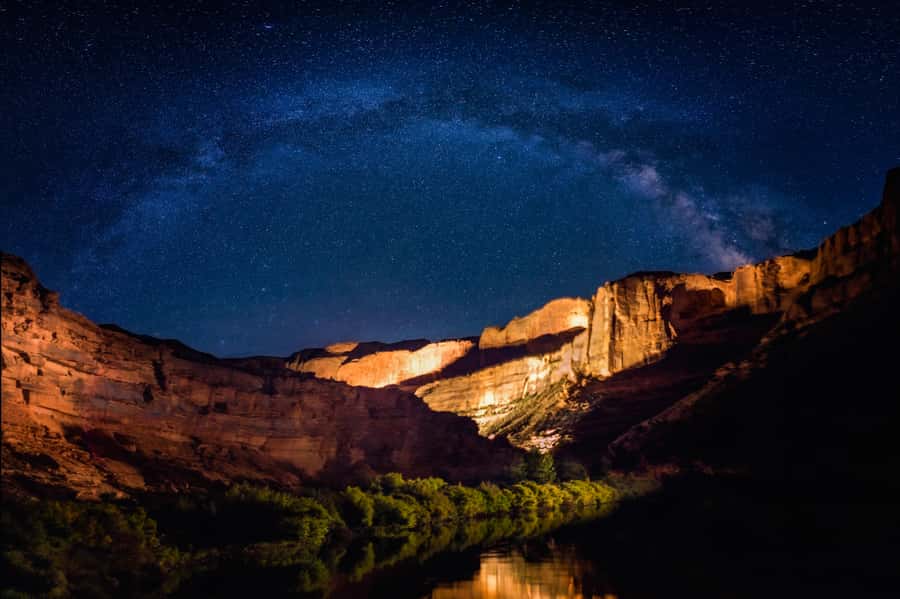 Moab: Colorado River Dinner Cruise with Music and Light Show - Sunset colors before the canyon show